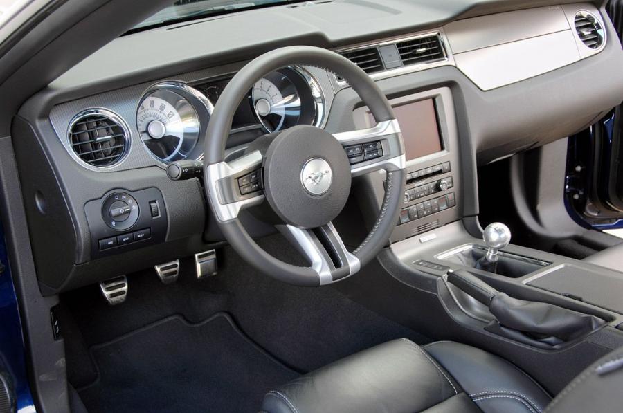  Ford Mustang GT 2010 года  (фото 32 из 213)